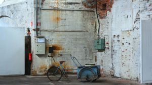 I ett av hörnen kommer det att byggas ett torn av analoga tv-apparater som spelar brus. En blå cykel framför en vägg inne i Stora smedjan i Bilnäs bruk.