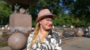 Skådespelaren Sofia Molin från Grus Grus Teater, här utanför Åbo stadsbibliotek i juni 2018. Skådespelaren Sofia Molin från Grus Grus Teater, här utanför Åbo bibliotek. 2018.