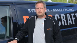 Tom Bäckström och hans kumpan Thomas Lindström vågade starta eget mitt under lågkonjunkturen. En man står ute. Bakom en svart paketbil. Man ser lite av logon "Byggcraft"på bilens sida.