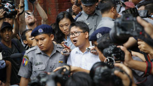 Wa Lone på bilden och hans kollega Kyaw Soe Oo fängslades och åtalades i Myanmar efter att ha rapporterat om folkmordet mot Rohingyafolket. Wa Lone är en av de två Reuters journalister som dömdes till sju års fängelse