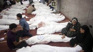 Anhöriga samlade vid långa rader av kroppar i en moské i Kairo den 15 augusti 2013, dagen efter Rabaa-massakern. Anhöriga samlade vid långa rader av kroppar i en moské i Kairo den 15 augusti 2013, dagen efter Rabaa-massakern.