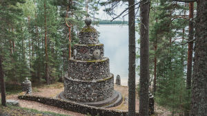 Kivistä tehty muistomerkki järven rannalla. Rakennelma on useamman metrin korkuinen ja tornimainen, sitä koristaa monta myllykiveä.