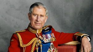 När prins Charles fyllde 60 år poserade han i vackert röd uniform. Prins Charles när han fyllde 60 år.