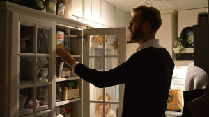 Bekvämt då matvarorna kommer hem till ytterdörren. Jan- Christian Forsman sätter matvaror in i vita köksskåp