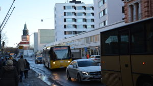 Flera bussar står i kö vid trafikljus på Slottsgatan i Åbo. 