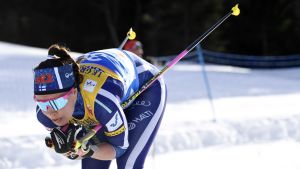 Kerttu Niskanen sjuk under VM, framgångarna uteblev. Kerttu Niskanen åker skidor på 10 kilometer klassiskt i VM i Seefeld.