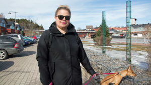 Borgåbon Saara Kataja med kompisens hund Luna. En kvinna med en hund vid Borgå å.