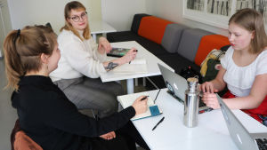 Petra Niskanen, Julia Räisänen och Iisa Arvelin. Studenterna Julia Räisänen, Petra NIskanen och Iisa Arvelin.