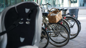 Det ska bli lättare att hitta en plats för cykeln när man rör sig i Nickby eller Söderkulla. Arkivbild. bild på parkerade cyklar