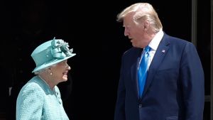 Drottning Elizabeth hälsar USA:s president Donald Trump välkommen till Buckingham Palaca