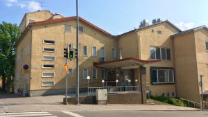 Åbolands sjukhus har hittills varit noga med att alla ska kunna tala svenska som jobbar vid sjukhuset. Åbolands sjukhus sett från gatan.