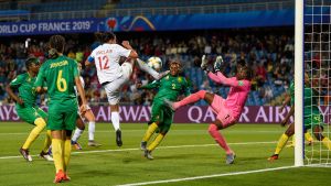 Målvakten Annette Ngo Ndom lär bli en nyckelspelare för Kamerun mot Holland. Målvakten Annette Ngo Ndom rusar ut från sitt mål och stoppar ett skott från Christine Sinclair.