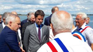 Genom vår samhällstjänst ges ungdomarna chansen att inse att alla människor är värda någonting, säger statssekreteraren Gabriel Attal som tar emot presenter av öns lokalpolitiker. Till vänster syns miljöminister François de Rugy som också kommit på besök. statssekreteraren Gabriel Attal som tar emot presenter av öns lokalpolitiker. Till vänster syns miljöminister François de Rugy.