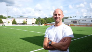 Det är inte helt slut med bandy för Sami Laakkonens del eftersom sönerna går i hans fotspår. Sami Laakonen står på Borgå bollplan.