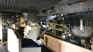 Restaurangdelen är så gott som totalförstörd. Av brand förstörd inredning vid bensinstation.