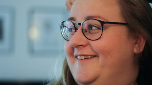 Ellen Strömberg driver bloggen Blejk, fejt och fab. En vit kvinna med blont hår och svarta glasögon ler.
