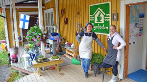 Till Byaboden kommer Emsalöborna inte bara för att handla utan också för att umgås. Irina Hoyer-Viitala och butiksarbetare Victoria Wahrman figurerar i bild. Två kvinnor utanför en bybutik.