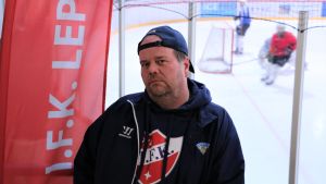 Robert Kronlund tillbringar en stor del av sin tid i ishallen Verksamhetsledare i IFK Lepplax hockeyförening (Pedersöre) Robert Kronlund i ishallen