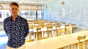 Peter Lindqvist har bland annat fått fundera på praktiska arrangemang kring social distans vid luncherna i Oxhamns skola. Peter Lindqvist rektor i Oxhamns högstadium i Jakobstad står i en tom matsal