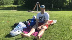 Raoul Karlqvist och hans son Mateo var först på plats på Hasselholmen. Raul Karlqvist och hans som Mateo sitter på en filt vid stranden.