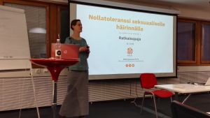 Malin Gustavssons jobb går i korthet ut på att skapa mer inkluderande och rättvisa arbetsplatser. Ofta genom föreläsningar och strategijobb ute på fältet. Malin Gustavsson framför presentationsskärm.