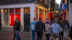 Normalt kryllar det av turister i Red light district i Amsterdam Red light district i Amsterdam