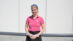 Inne i kiosken kan det bli 35 grader varmt, berättar Kaisa Keihäs. Kaisa Keihäs framför en vit vägg.