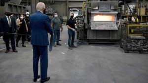 Joe Biden på valbesök i amerikansk aluminiumfabrik. Biden på besök i aluminiumfabrik, studerar stor brännugn