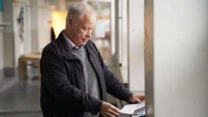 Bengt Lindholm är chef för intern service i Hangö och ansvarar för stadens fastigheter. Som bäst åtgärdas problem med inneluften också i räddningsverkets byggnad och serviceboendet Astrea. Man står vid ett fönster och läser på ett papper.