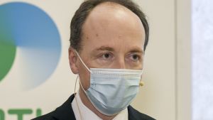 Sannfinländarnas Jussi Halla-aho passade på att ge regeringen en känga för bristen på coronavaccin. Sannfinländarnas ordförande Jussi Halla-aho