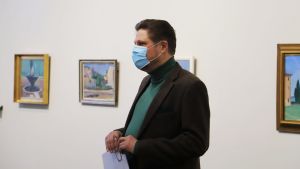 Äldre amanuens Christian Hoffmann anser att det är en ypperlig chans för besökare att besöka museet då det är folktomt. Christian Hoffman framför tavlor målade av Sigrid Schauman.