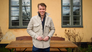Visst tar EM upp tankarna redan nu men samtidigt måste Rasmus Schüller fokusera på målen för Djurgårdens IF. Och så gäller det att kontrollera det som går att kontrollera för att inte åka på skador som kunde ha undvikits. Porträtt på Rasmus Schüller framför en gammal husvägg med uteservering.
