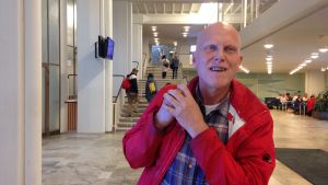 - Regeringen har nu visat att den är fullständigt inkompetent, säger universitetslektor och fullmäktigeledamot (SDP) Thomas Wallgren som deltog i studentmötet. thomas wallgren