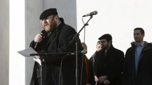 Imamen Anas Hajjar talar vid Senatstorget i Helsingfors. Imam Anas Hajjar talar vid Senatstorget i Helsingfors.