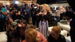 Ett hav av journalister flockades kring Sandhja efter semifinalen. Krista Siegfrids mitt bland dem. Krista Siegfrids i ett hav av journalister.