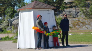 Wilbur, Elvin och Sidner Olin är assistenter till polischefen som spelas av pappa Paul Olin. Skådespelaren Pale Olin med söner invid badhytt som ska förställa stadshus.