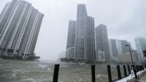 Gatorna i Miami i Florida fylldes av vatten då orkanen Irma drog över staden i fjol. Orkanen Irma drar in över Miami, Florida den 10 september 2017.