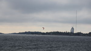 Sjöbevakningsstationen ligger på området som är populärt bland kitesurfare. Udde med torn och mast, i förgrunden en kitesurfare.