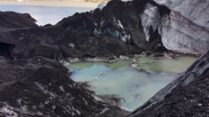 Överallt finns det vatten på glaciären Glaciären Sólheimajökull i Island