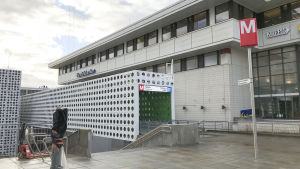 Ännu är portarna stängda till metrostationen i Hagalund. Lördagen den 18.11 ska passagerarna få gå in här. Ingången till metrostationen i Hagalund.