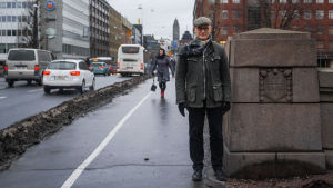 – Bron i granit byggdes 1912, säger Henrik Meinander, professor i historia vid Helsingfors universitet. Porträtt på Henrik Meinander, professor i historia vid Helsingfors universitet, på Långa bron i Hagnäs i Helsingfors.