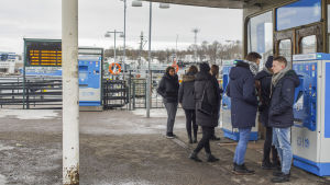 Dryga två miljoner resor görs till Sveaborg varje år. Kring en fjärdedel av resorna görs under årets fem första månader. Människor köper biljetter till Sveaborgsfärjan.