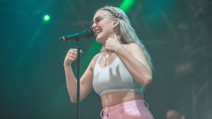 Brittiartisti Anne-Marie vakuutti vilpittömällä esiintymisellään. Laulaja Anne-Marie Ruisrockissa.
