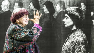 Agnès Varda näyttää pitkää nenää omalle kuvalleen elokuvassa Kasvot, kylät