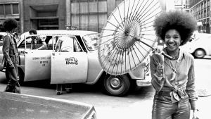 Funklaulaja Betty Davis nauraa kadulla. Arkistokuva dokumenttielokuvasta Betty: They Say I'm Different.