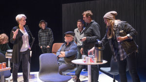 Hälsningar från koncernledningen. På bilden fr.v. Henna Hakkarainen, Vera Kiiskinen, Ylermi Rajamaa, Raimo Grönberg, Tommi Taurula, Martti Suosalo och Ria Kataja. Foto från Esitystalous 3 på Esbo stadsteater.