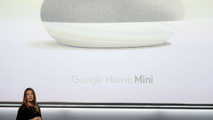 Google Home Mini, en av de röststyrda högtalare Google säljer, lanserades av företagets industridesigner Isabelle Olsson för ett år sedan. Google Home Mini lanserades på ett produktevenemang 2017 av produktionsdesigner Isabelle Olsson.
