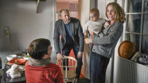 Nästan hela familjen samlad svärdottern Emilie (Fanny Louise Berndt), Johannes (Lars Mikkelsen) och (Elisabeth) Ann Eleonora Jørgensen med barnbarnet i famnen. Elisabeth håller Anton i famnen medan Emilie och Johannes ser på.