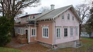 Gamla Kommunalstugan ska nu få nya ägare. Gamla Kommunalstugan i Pargas är en träbyggnad målad i ljusrött.