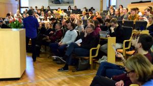 Maria Björkgren-Vikström från Kyrkostyrelsen leder ordet. publik i föreläsningsutrymme